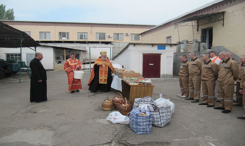 На Пасху в Запорожье священник УПЦ поздравил персонал и заключенных СИЗО
