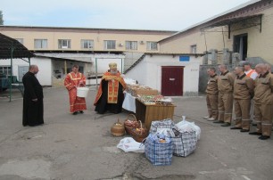 На Пасху в Запорожье священник УПЦ поздравил персонал и заключенных СИЗО