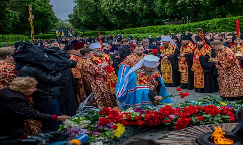 Митрополит Онуфрий возглавил литию в парке Славы и поздравил украинцев с Днем Победы