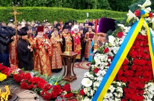 Предстоятель УПЦ 9 мая возглавил панихиду у стелы на могиле Неизвестного солдата