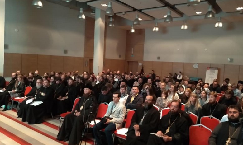 В Киеве 180 священников и верующих со всей Украины обсуждают проблемы общин УПЦ