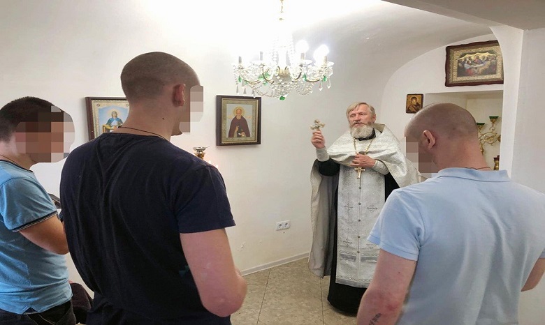 В Одессе священник УПЦ крестил заключенных, пребывающих в следственном изоляторе