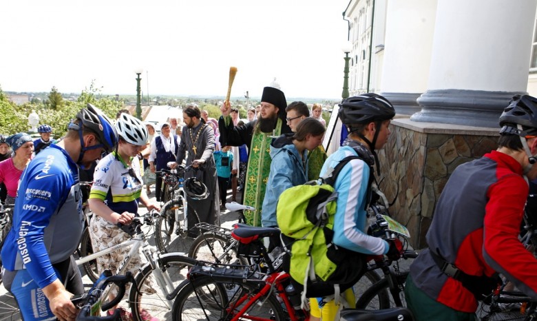 В Почаевскую лавру прибыли паломники велопробега за мир в Украине