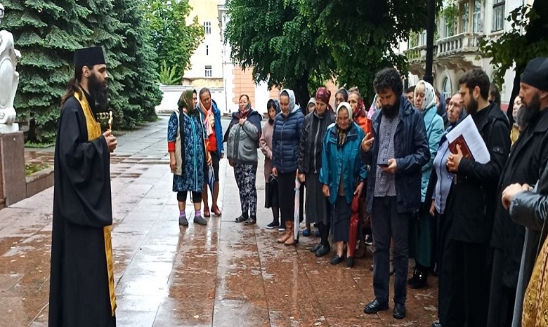 Возле Черновицкой ОГА третьи сутки продолжается молитвенное стояние общины захваченого храма УПЦ в Товтрах