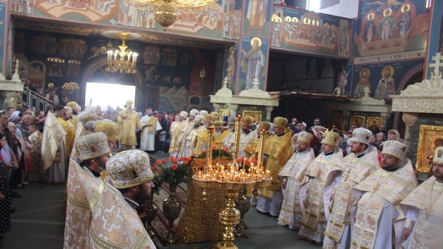 В Закарпатской области в Кирилло-Мефодиевском женском монастыре множество верующих УПЦ отмечают день памяти небесных покровителей