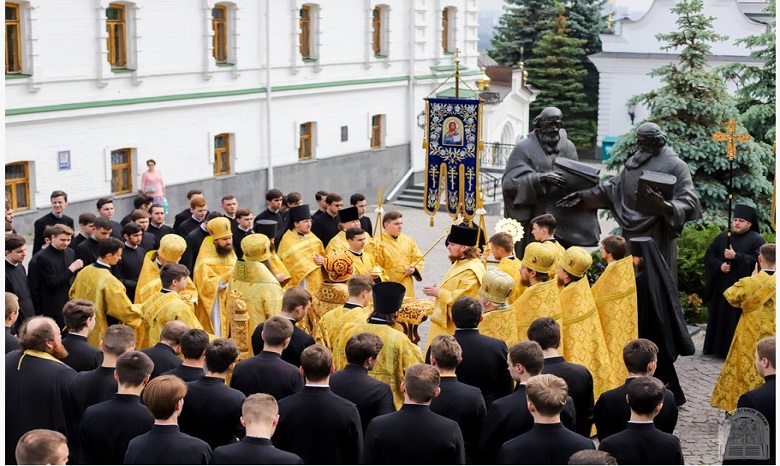 В Киево-Печерской лавре православные отмечают день памяти святых равноапостольных Мефодия и Кирилла, учителей Словенских