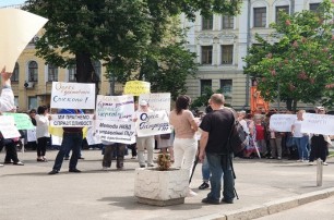 Сторонники Филарета устроили пикет с плакатами возле Софии Киевской, где идет заседания Синода ПЦУ
