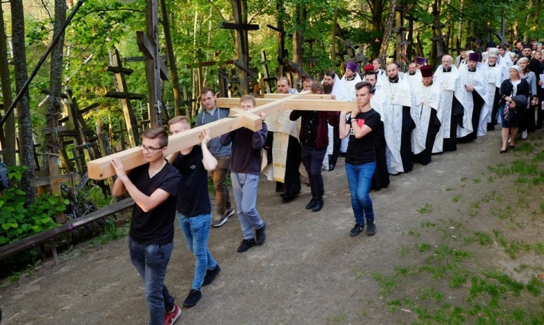 В Польше священники УПЦ помолились на святой Горе Крестов