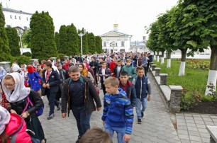 В Свято-Успенской Почаевской лавре 850 детей начали отмечать последний звонок с молитвы