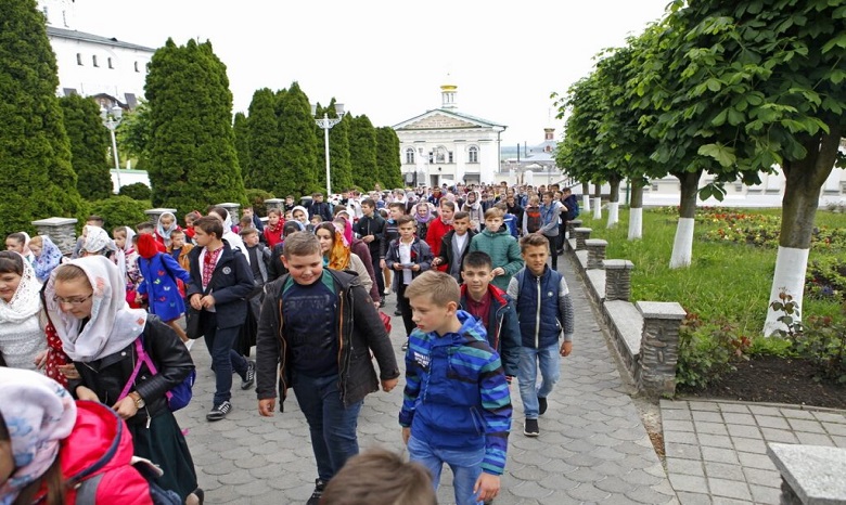 В Свято-Успенской Почаевской лавре 850 детей начали отмечать последний звонок с молитвы