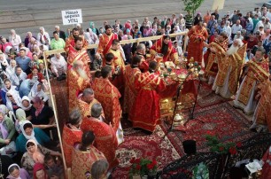 В Виннице в ПЦУ  всполошились из-за панихиды на могиле митрополита УПЦ у захваченного храма