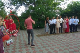 В Черновицкой области школьнице запретили приходить на выпускной за то, что ходит в церковь УПЦ