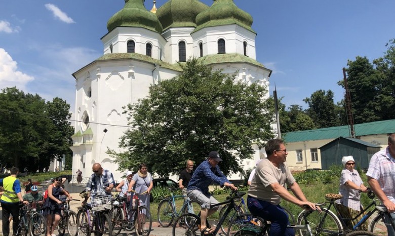 В Нежине православные велосипедисты проехали крестным ходом по всем святыням города