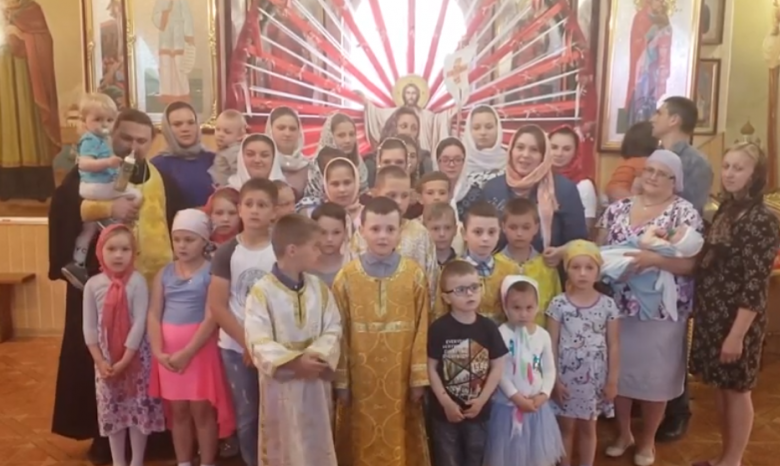 В селе Дорошовцы Черновицкой области верующие УПЦ записали видеообращение с призывом не забирать у них храм