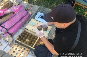 В саду жителя Ривненщины откопали крупнейший в Украине схрон боеприпасов