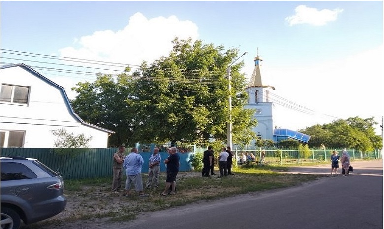 На Киевщине с помощью слезоточивого газа захватили церковный дом УПЦ