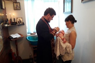 В Сумском СИЗО крестили новорожденную девочку