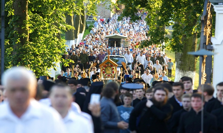 Тысячи верующих УПЦ крестным ходом прошли с Почаевской иконой Богородицы