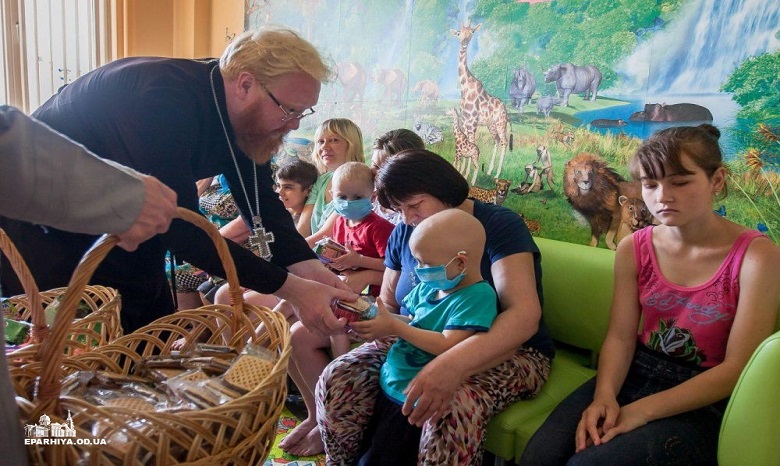 В Херсонской и Одесской областях духовенство и верующие УПЦ оказали благотворительную помощь больным детям и малообеспеченным семьям