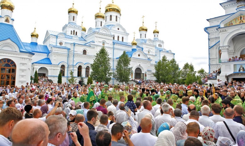 В Почаевской лавре тысячи верующих отметили 800-летие Свято-Духовского скита