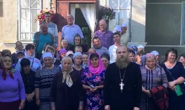 Верующие УПЦ из Тернопольщины обратились к Владимиру Зеленскому с просьбой защитить их от церковных рейдеров