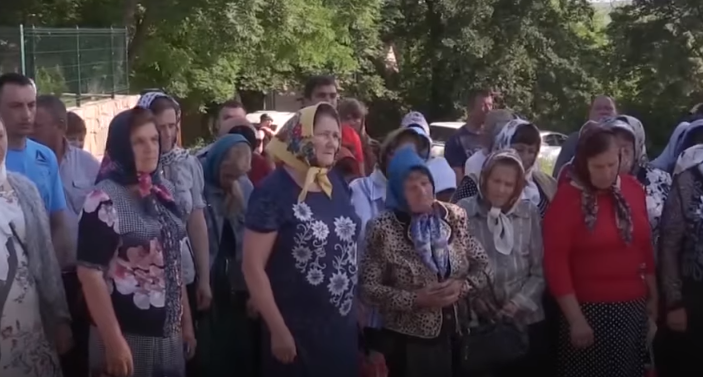 В ожидании решения суда община УПЦ в Товтрах на Буковине молится у ворот захваченной церкви