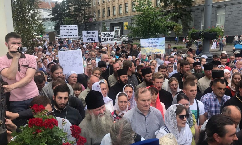 В Виннице тысячи верующих УПЦ провели молитвенное стояние перед зданием ОГА