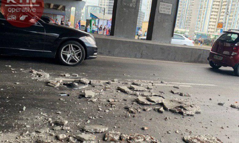 ​В Киеве уставший мост "рухнул" на проезжающее авто: фото