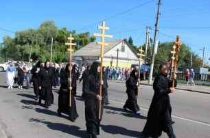 Более тысячи верующих пять дней идут крестным ходом к скиту праведной Анны на Ровенщине