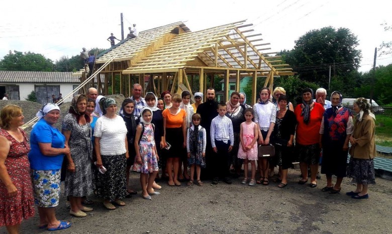 Верующие села Карапчов на Буковине возобновляют литургическую жизнь