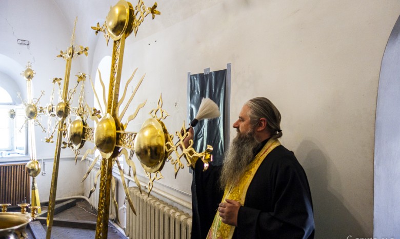 В Киево-Печерской лавре освятили накупольные кресты надвратной Свято-Троицкой церкви