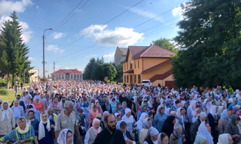 На Винниччине более трех тысяч верующих УПЦ прошли крестным ходом к месту Калиновского чуда