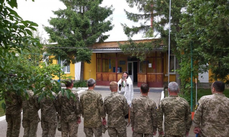 На Закарпатье священники УПЦ благословили военных, отправляющихся в зону ООС