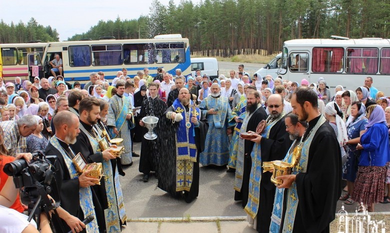 В Северодонецке верующие УПЦ прошли крестным ходом с молитвой о защите города