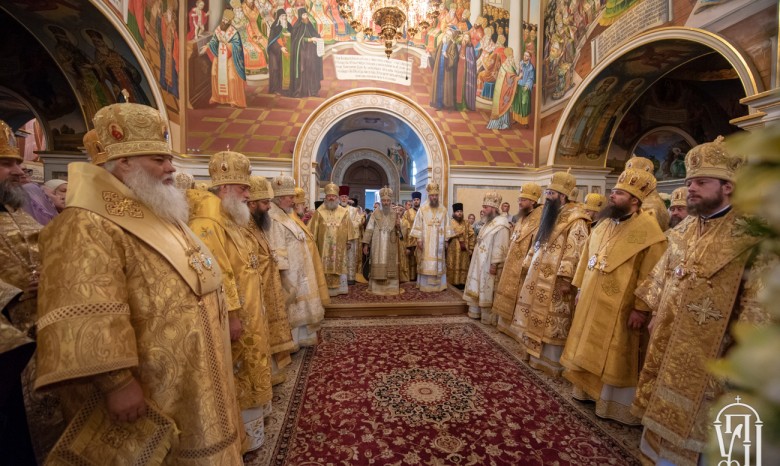 В Киево-Печерской лавре тысячи верующих празднуют День Петра и Павла
