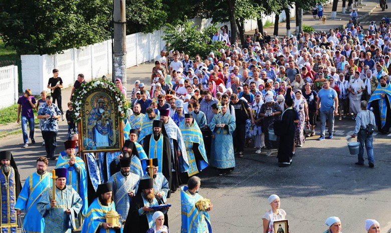 В Изюме на Харьковщине прошла третья часть крестного хода с Песчанской иконой