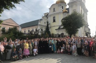 В Виннице верующие УПЦ помолились у захваченного собора, несмотря на попытки активистов ПЦУ помешать проведению молебна