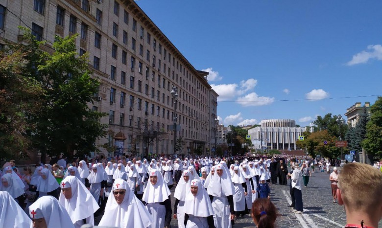 В Киеве сотни тысяч верующих УПЦ идут крестным ходом по центральным улицам города