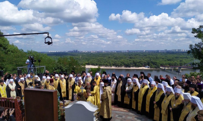 Верующие УПЦ со всех уголков Украины собрались на молебен на Владимирской горке