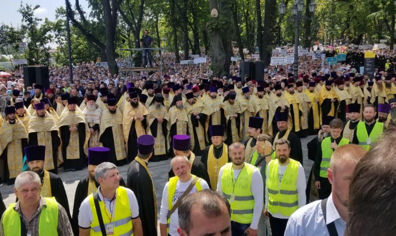 Около 300 тысяч верующих приняли участие в крестном ходе УПЦ ко Дню Крещения Руси