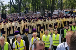 Около 300 тысяч верующих приняли участие в крестном ходе УПЦ ко Дню Крещения Руси