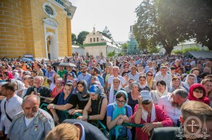 В Киево-Печерской лавре десятки тысяч верующих со всей Украины молились накануне Дня Крещения Руси