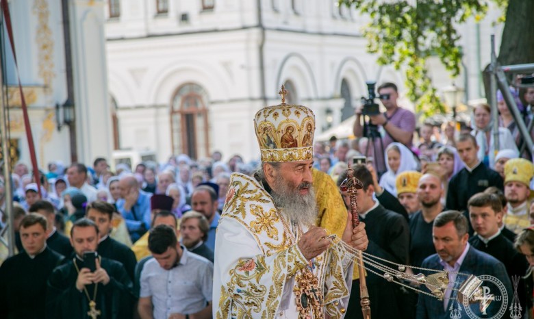 В Киево-Печерской лавре десятки тысяч верующих празднуют День Крещения Руси