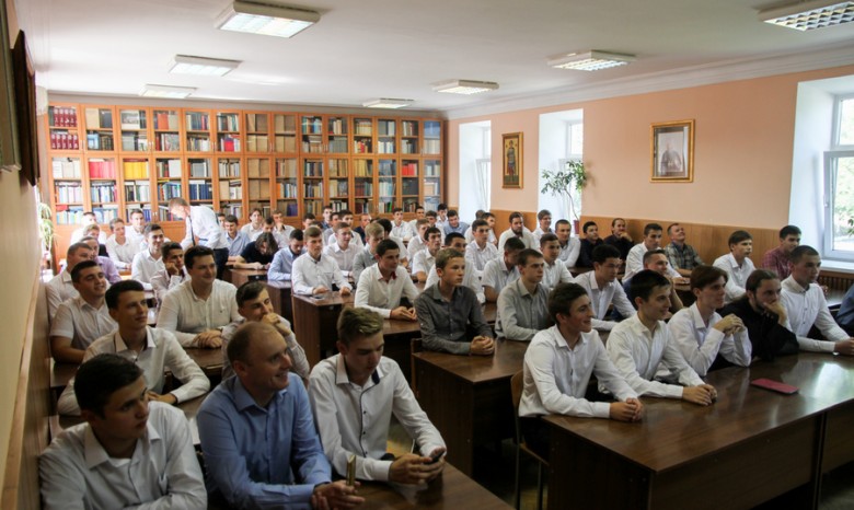 Сотни абитуриентов сдают экзамены в в киевских духовных школах