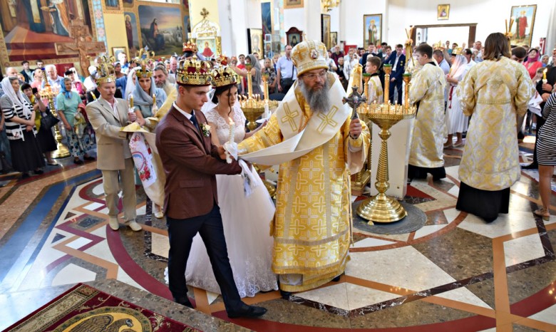 В Запорожье пройдет массовое венчание на литургии, которую возглавит митрополит Лука