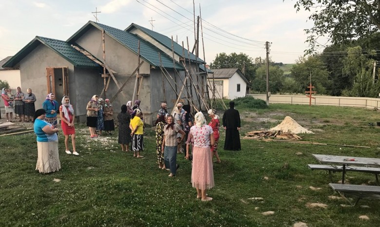 Община УПЦ села Карапчов на Буковине, оставшись без церкви, строит новый храм