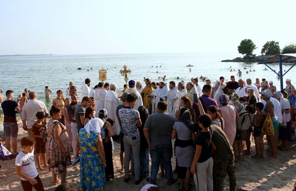 В Никополе в водах Днепра провели массовое крещение