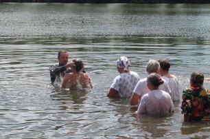 На Сумщине верующие отметили День Крещения Руси массовым купанием