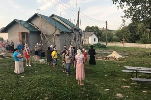 Община УПЦ села Карапчов на Буковине, оставшись без церкви, строит новый храм