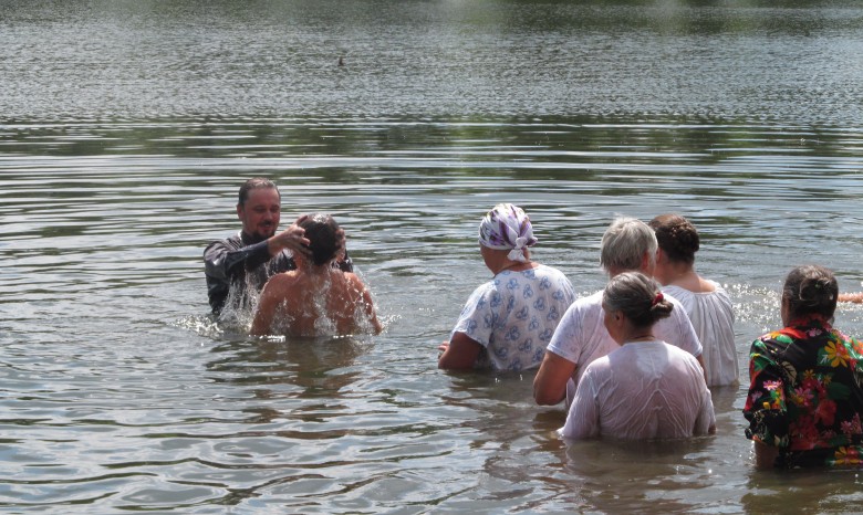 На Сумщине верующие отметили День Крещения Руси массовым купанием